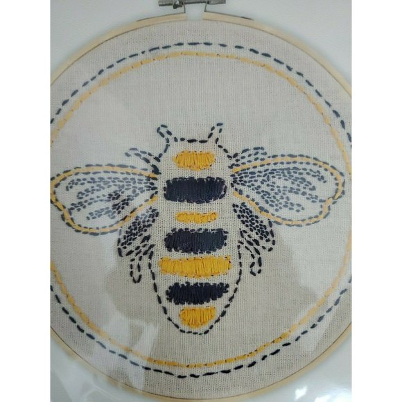 Embroidery Kit Bumblebee Honeybee 8-1/4" diameter hoop with all materials NEW - Picture 2 of 4